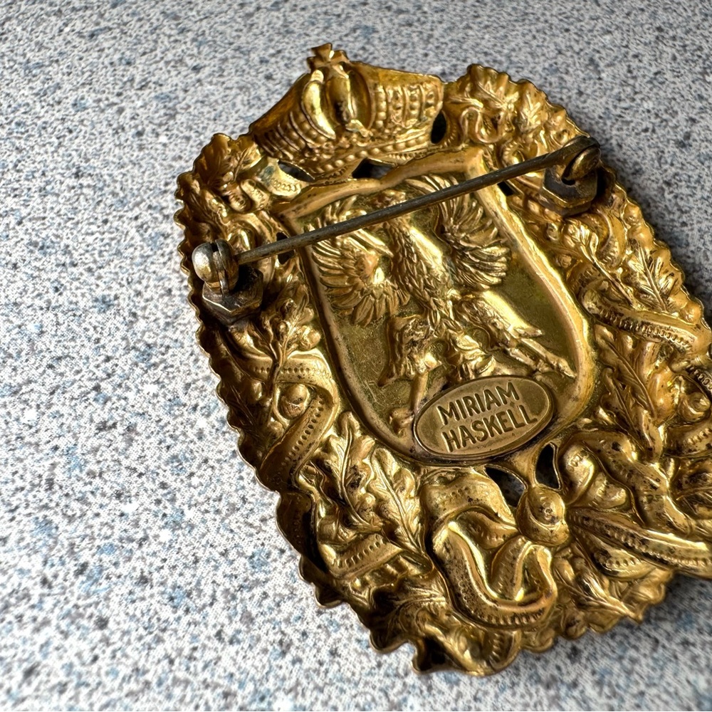 Miriam Haskell Gold coat of arms vintage 1960s brooch jewelry pin shield 50s - Picture 14 of 15